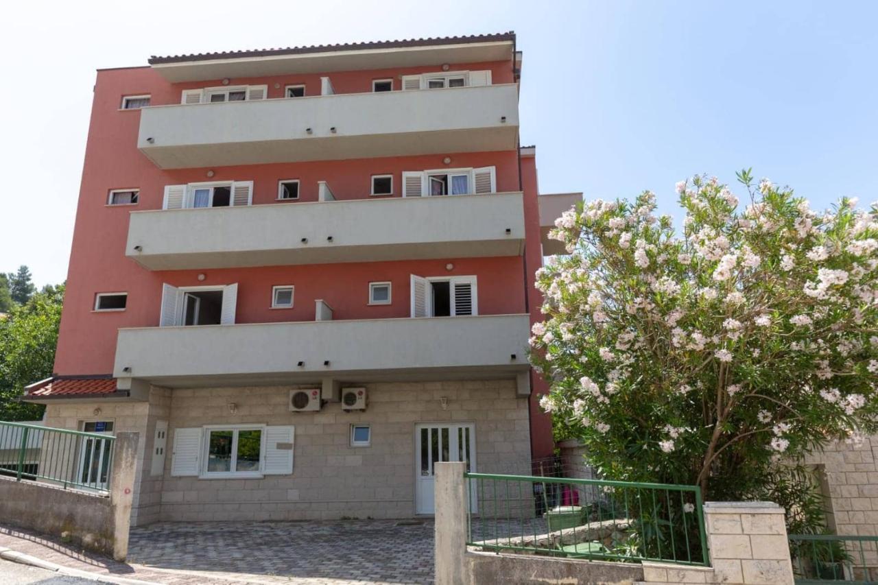 Apartments Elena Tucepi Exterior photo
